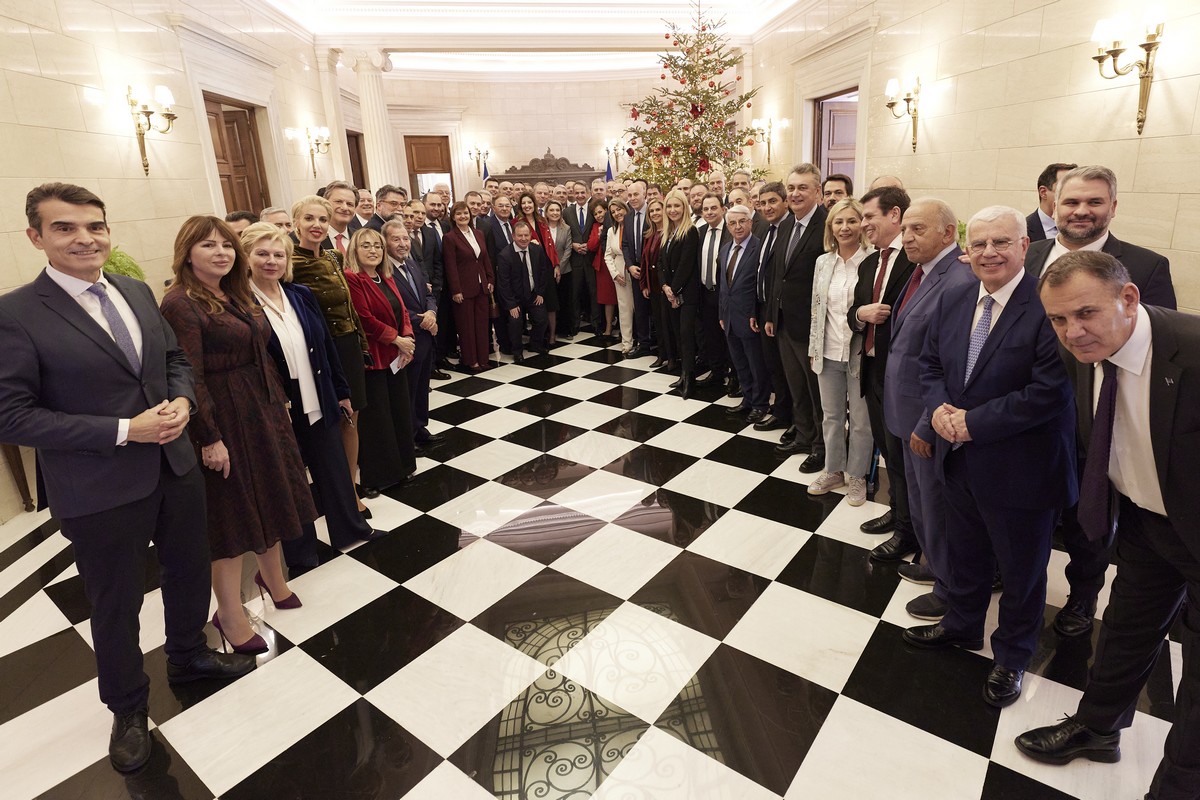 Συνάντηση Μητσοτάκη με βουλευτές της ΝΔ: Το γούρι με τα αρχικά του και η γραβάτα με τις φρεγάτες