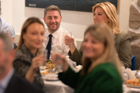 ΠαΣοΚ: Οι απουσίες, οι παρουσίες, οι ευχές και όλο το παρασκήνιο του προϋπολογισμού