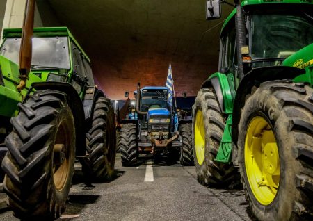 Επιμένουν οι αγρότες στα μπλόκα - Κλειστό από αύριο το ρεύμα προς Θεσσαλονίκη