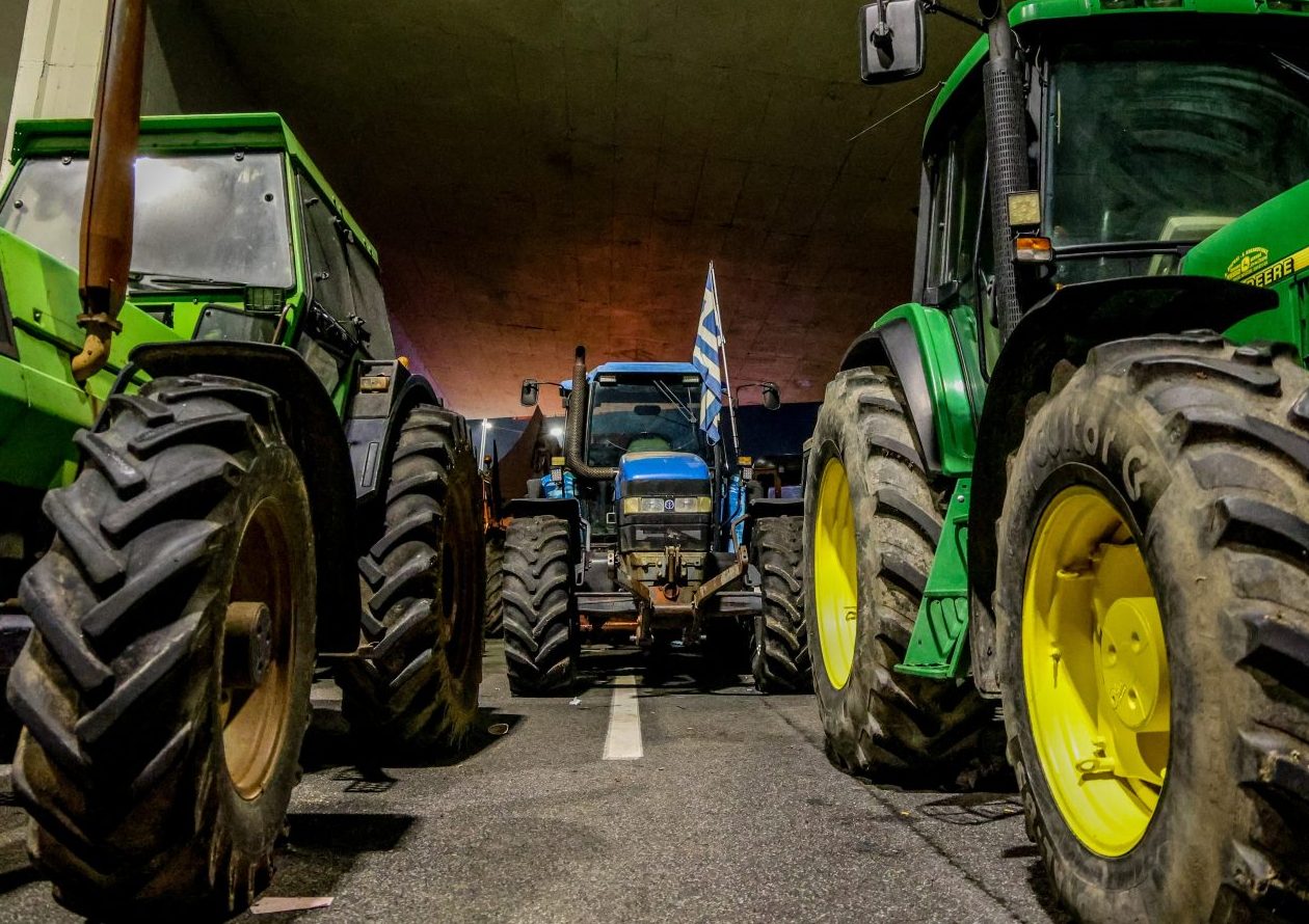 Επιμένουν οι αγρότες στα μπλόκα – Κλειστό από αύριο το ρεύμα προς Θεσσαλονίκη