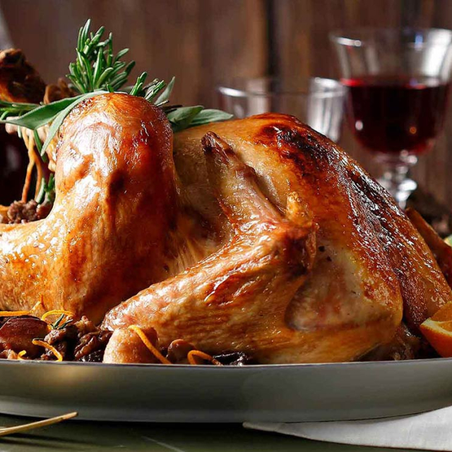 Ζουμερή, καλοψημένη γαλοπούλα γεμιστή με αρωματικό βούτυρο