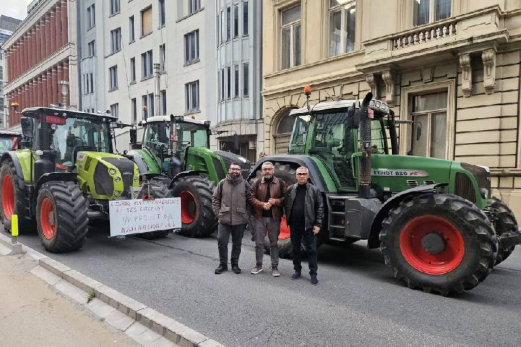 Αυτοί είναι οι δύο Έλληνες αγρότες που βρέθηκαν στα μπλόκα των Βρυξελλών