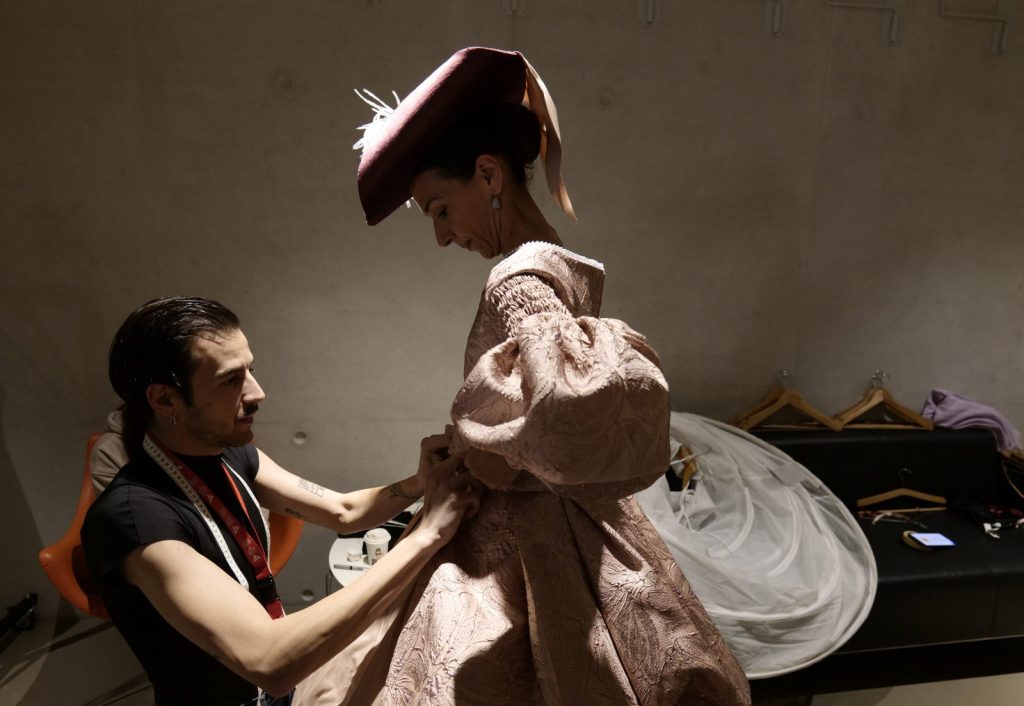 Βρεθήκαμε στην πρόβα της «Ζιζέλ» όπου το μπαλέτο «μιλάει» τη γλώσσα του σήμερα