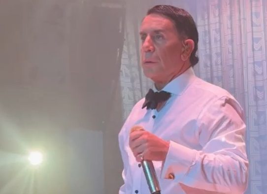 Μαζωνάκης: «Να ξανασυστηθώ, είμαι ο Γιώργος» – Το μήνυμα στην πρεμιέρα του μετά την καταγγελία