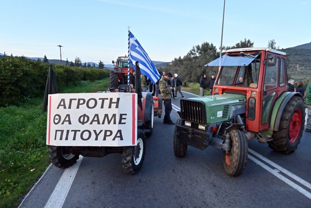 Μπλόκα αγροτών: Ανοίγουν διόδια, δρόμοι για Χριστούγεννα – «Κλείνει» το εμπόριο