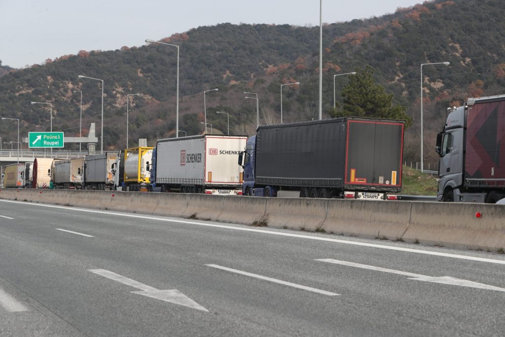 Μπλόκα αγροτών: Απαντούν στα τελεσίγραφα με τα τρακτέρ στην άκρη για τα Χριστούγεννα