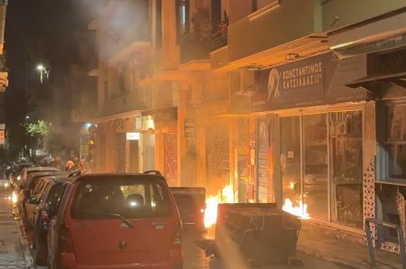 Ένταση στα Εξάρχεια: Μολότοφ στα ΜΑΤ, απάντησαν με δακρυγόνα και κρότου λάμψης (ΒΙΝΤΕΟ)