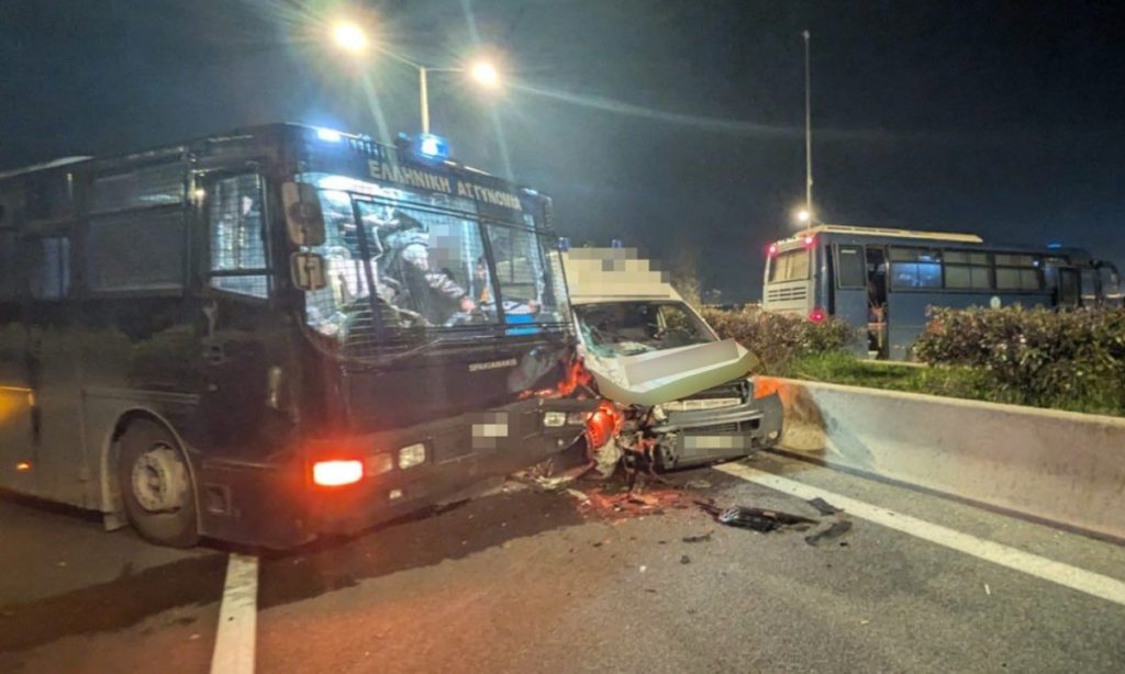 Ασθενοφόρο έπεσε πάνω σε κλούβα της ΕΛΑΣ στον Πλατύκαμπο – Ένας τραυματίας