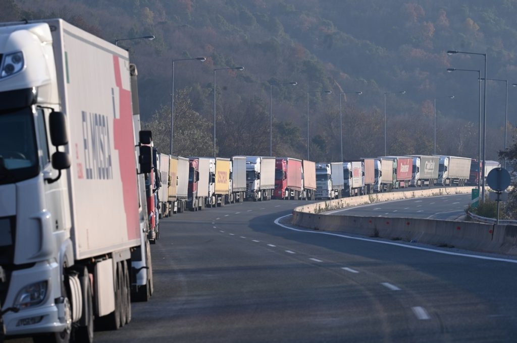 Μπλόκα αγροτών: Ουρές χιλιομέτρων, αποκόβεται η Εύβοια – Η πορεία των κινητοποιήσεων