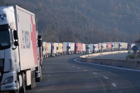 Μπλόκα αγροτών: Ουρές χιλιομέτρων, αποκόβεται η Εύβοια – Η πορεία των κινητοποιήσεων