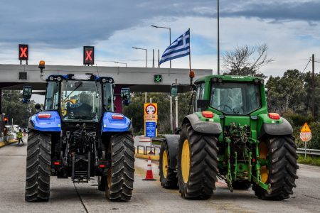 Με δικογραφίες απαντάει η κυβέρνηση στο άνοιγμα των διοδίων από τους αγρότες