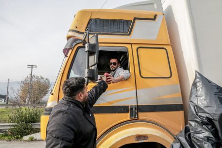 Μπλόκα αγροτών: Άνοιξαν τα διόδια – Μοιράζουν μήλα και χαλβά Φαρσάλων