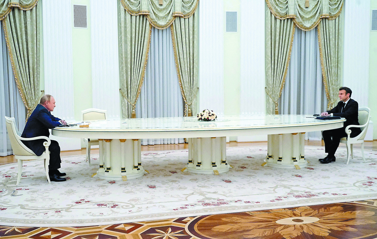 Πεσκόφ: Ο Πούτιν είναι «έτοιμος για διάλογο» με τον Μακρόν