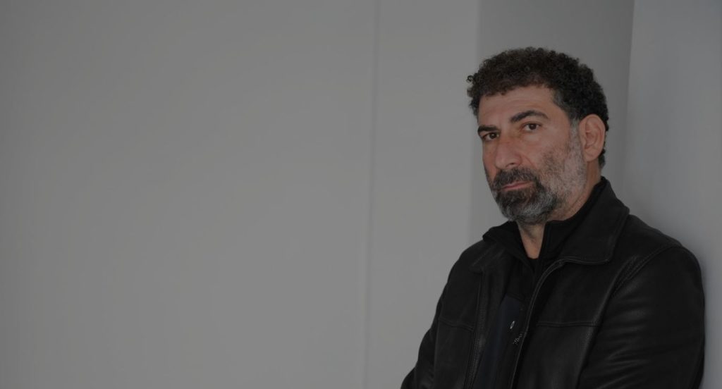 Γιάννης Οικονομίδης – Σε Πρώτο Ενικό: Η «Σπασμένη Φλέβα» παράγει συναισθήματα και ψυχικούς κραδασμούς