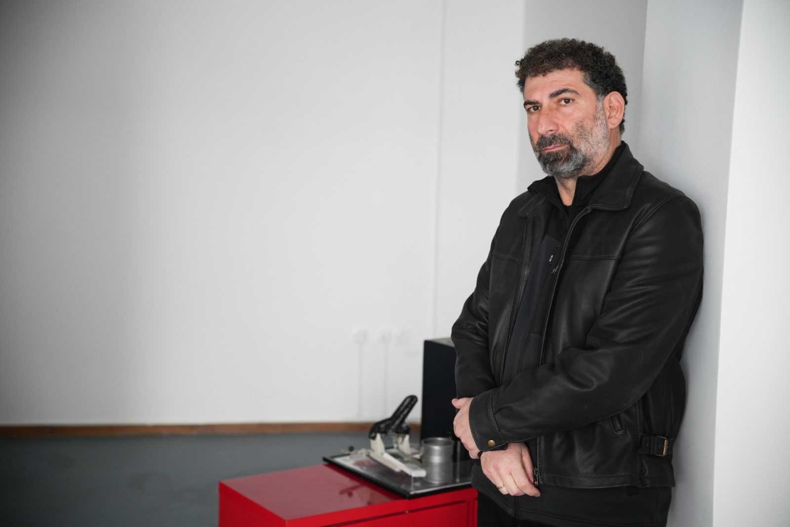 Γιάννης Οικονομίδης – Σε Πρώτο Ενικό: Η «Σπασμένη Φλέβα» παράγει συναισθήματα και ψυχικούς κραδασμούς