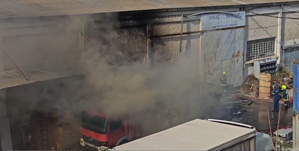 Ρέντης: Συναγερμός από φωτιά σε αποθήκες εργοστασίου