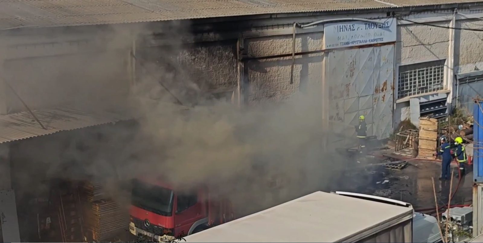 Ρέντης: Συναγερμός από φωτιά σε αποθήκες εργοστασίου