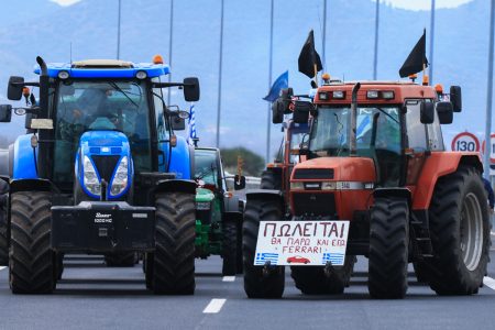 Στο μνημείο των Τεμπών οι αγρότες – Παρέταξαν συμβολικά τα τρακτέρ