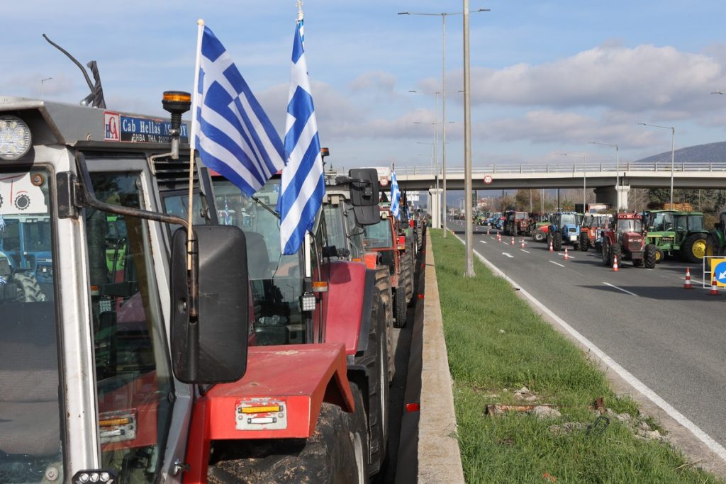 Μπλόκα αγροτών: Κλείνουν Τέμπη και Χαλκίδα – Κόντρα για το ποιος κλείνει τους δρόμους