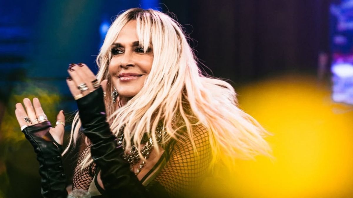 Η Άννα Βίσση γιόρτασε επί σκηνής τα γενέθλια της – Το τρυφερό φιλί με την κόρη της Σοφία, και τα εγγόνια στο πλευρό της