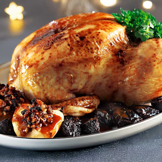 Ζουμερό κοτόπουλο γεμιστό, με χριστουγεννιάτικη γέμιση.
