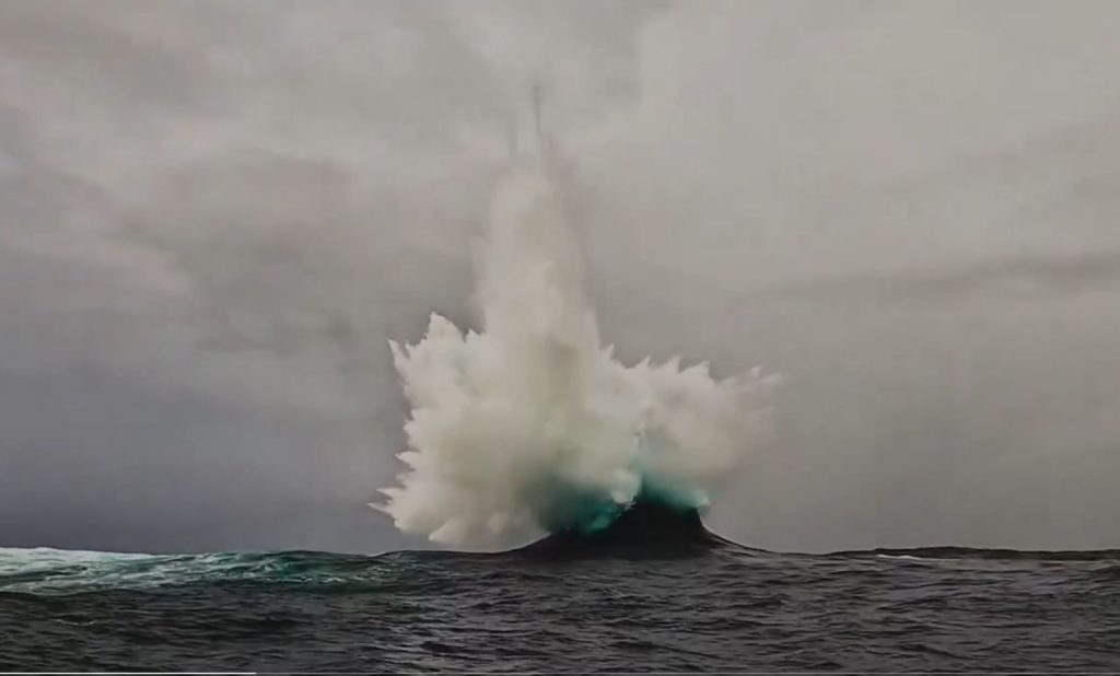 «Pincer attack»: Σπάνιο, εντυπωσιακό κύμα δυτικά της Αυστραλίας