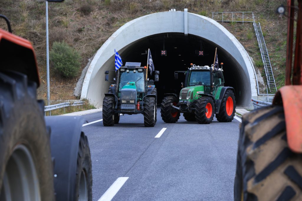 Μπλόκα αγροτών: Κλιμακώνεται η κόντρα με την κυβέρνηση