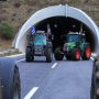 Μπλόκα αγροτών: Κλιμακώνεται η κόντρα με την κυβέρνηση