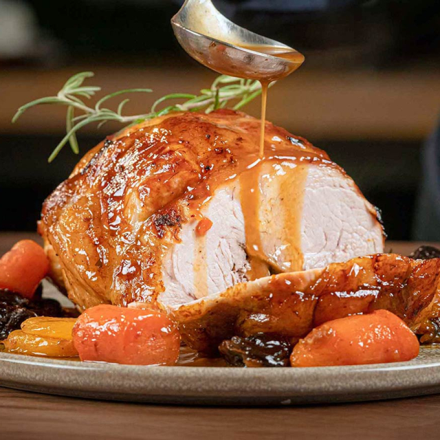 Ρολό χοιρινό στο φούρνο με πουρέ ογκρατέν