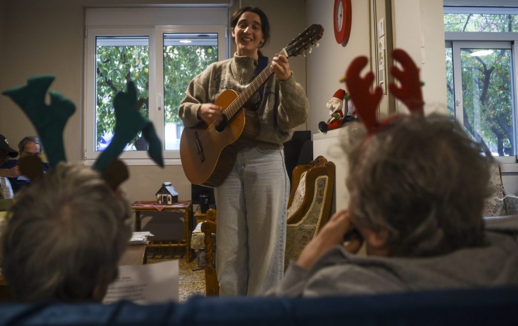 «Με ονειρεύομαι να παίζω σε ροκ μπάντα»: Όταν η τέχνη ανοίγει τις πόρτες στην ψυχική υγεία