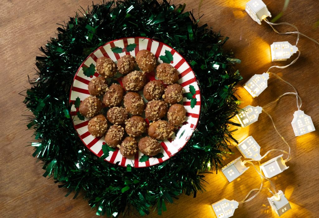 Κορμοί, μελομακάρονα και κουραμπιέδες: 25 ζαχαροπλαστεία-εγγύηση για τα κεράσματα των γιορτών