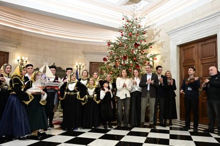 Τα κάλαντα των Χριστουγέννων στο Μέγαρο Μαξίμου άκουσε ο Πρωθυπουργός