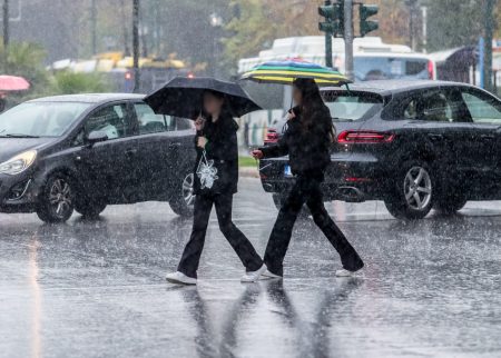 Ποτάμια οι δρόμοι στην Αττική - Κυκλοφοριακά προβλήματα και διακοπές ρεύματος