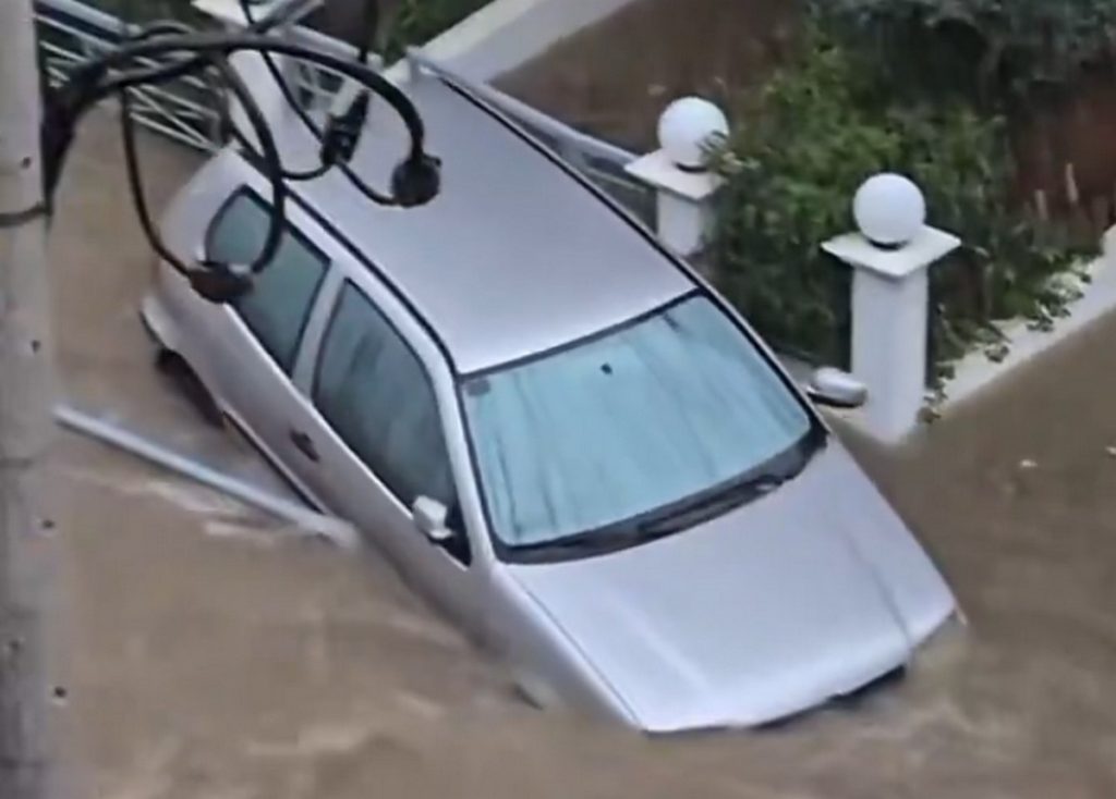 Άλιμος: Τα νερά παρέσυραν τη μάντρα πολυκατοικίας – Παρασύρθηκαν αυτοκίνητα