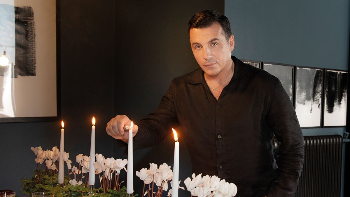 Ο Δημήτρης Μαστρόκαλος ανοίγει το σπίτι του και μιλά για το νέο του project, τη μόδα και την καλλιτεχνική έκφραση