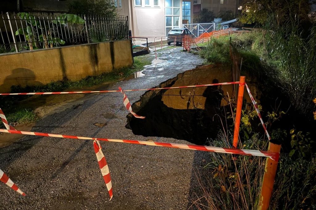 Κακοκαιρία: Παρασύρθηκε αυλή σπιτιού στον Αγιο Δημήτριο Αττικής – Υποχώρησε το έδαφος στο Ρέμα της Πικροδάφνης