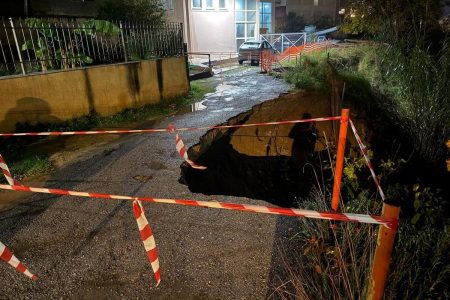 Κακοκαιρία: Παρασύρθηκε αυλή σπιτιού στον Αγιο Δημήτριο Αττικής – Υποχώρησε το έδαφος στο Ρέμα της Πικροδάφνης