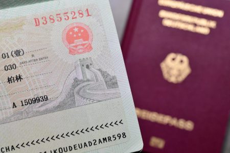 Golden Visa: Τι ξεθωριάζει τη λάμψη της, νέα πτώση στις αιτήσεις