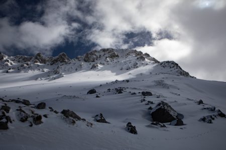 Βαρδούσια: Αγκαλιασμένοι μέσα στο χιόνι εντοπίστηκαν οι ορειβάτες που έχασαν τη ζωή τους