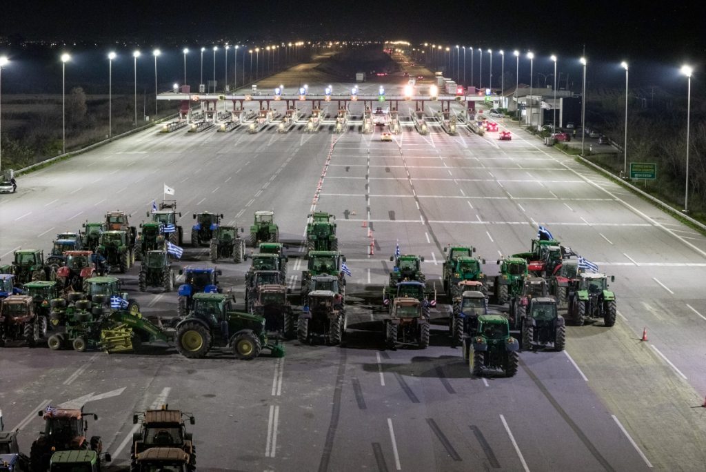 Πρωτοχρονιά στα μπλόκα – Στα δύο «κόβεται» η χώρα