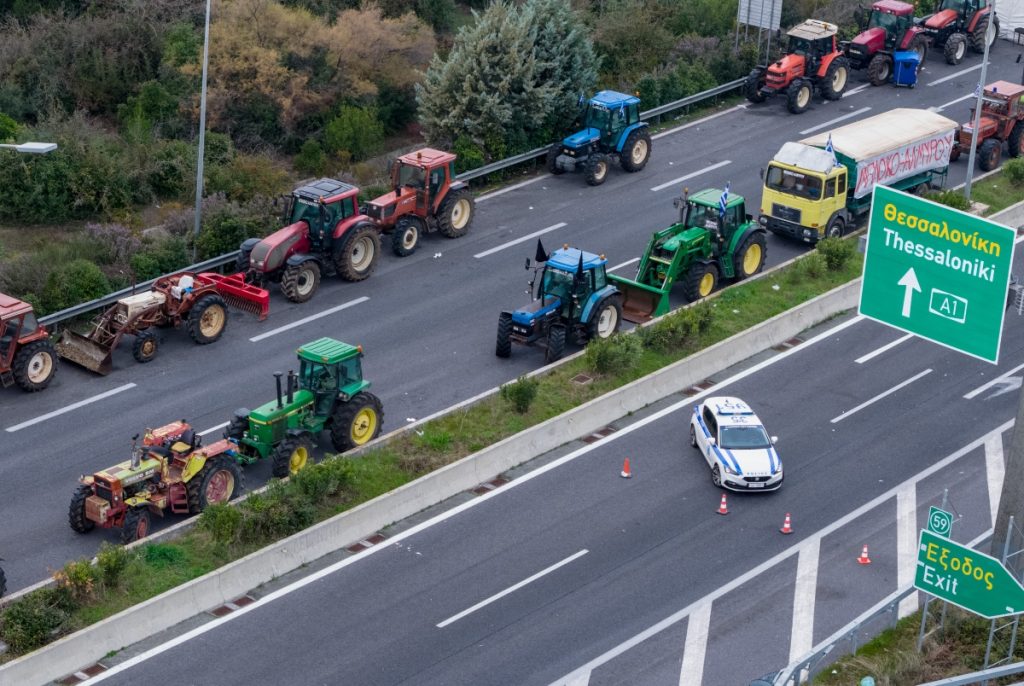Κυβέρνηση: Ο ανασχηματισμός περνά από τα μπλόκα