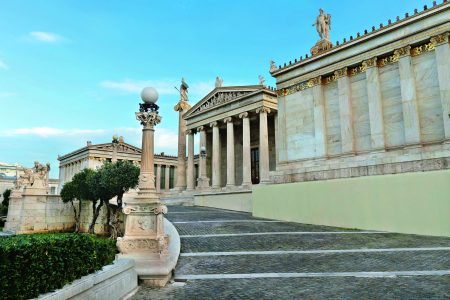 Η καθυστερημένη ίδρυση και το επιβλητικό κτίριο