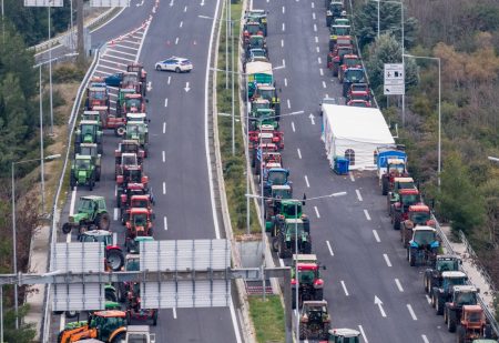 Μπλόκα αγροτών: Στα δύο «κόβεται» η χώρα, θα κλείσουν παράδρομοι