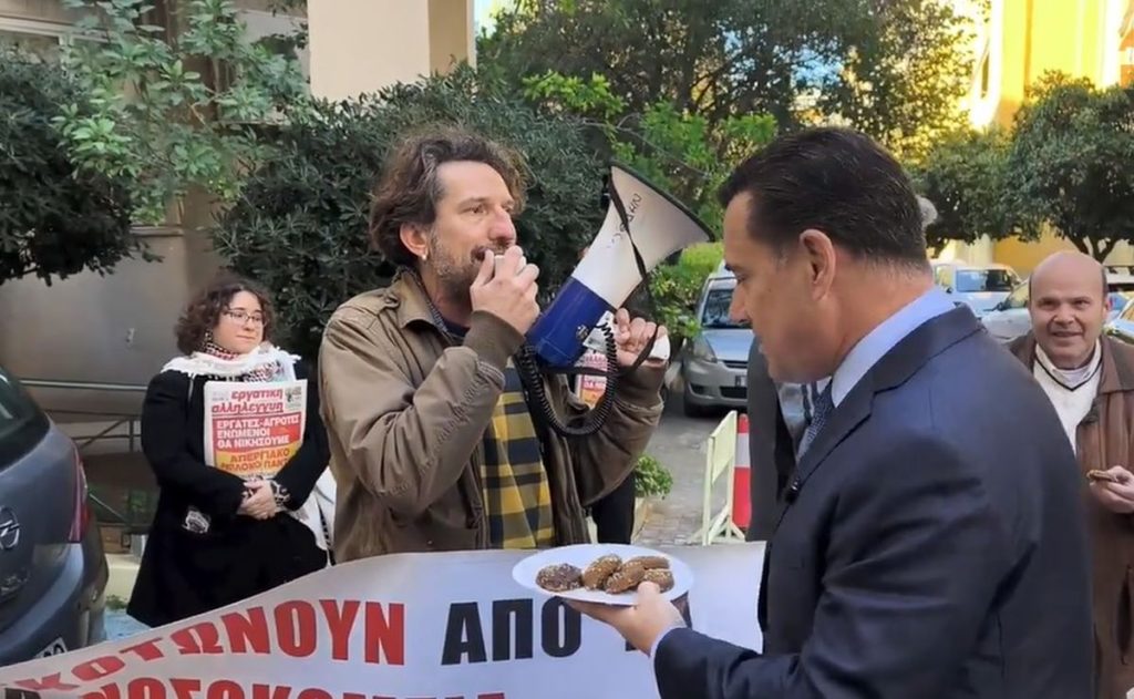 «Έλενα Βενιζέλου»: Οι εργαζόμενοι διαμαρτύρονταν, ο Άδωνις Γεωργιάδης κέρναγε μελομακάρονα
