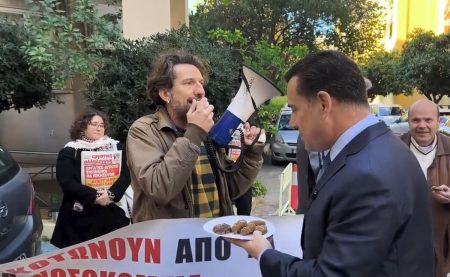 «Έλενα Βενιζέλου»: Οι εργαζόμενοι διαμαρτύρονταν, ο Άδωνις Γεωργιάδης κέρναγε μελομακάρονα