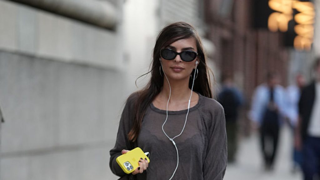 Τα ενσύρματα ακουστικά επέστρεψαν και είναι κάτι περισσότερο από «μόδα»