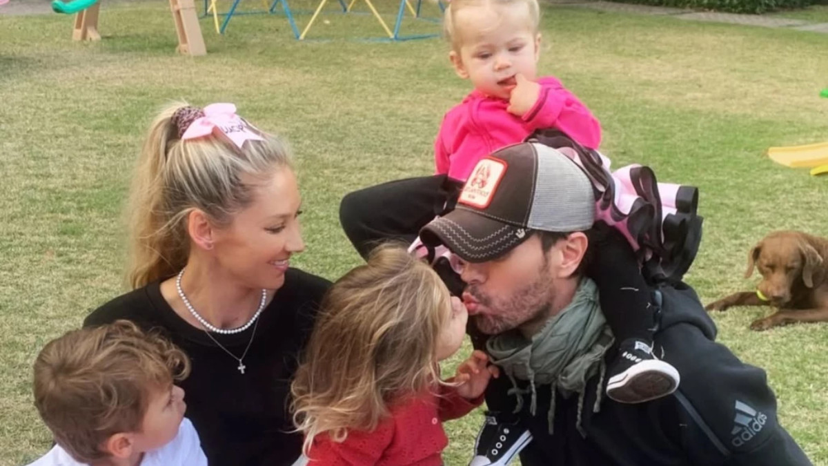Enrique Iglesias- Anna Kournikova: Δημοσίευσαν φωτογραφία των 4 παιδιών τους, μετά τη γέννηση του μωρού τους