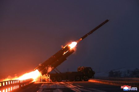 Επίδειξη ισχύος από την Πιονγκγιάνγκ: Δύο πύραυλοι κρουζ και μήνυμα «απεριόριστης» πυρηνικής ανάπτυξης