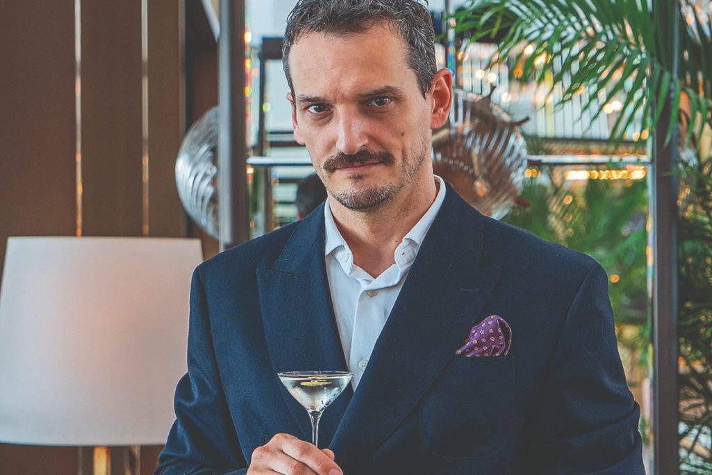 Από το Λονδίνο στον Αστέρα: Ο bartender Νίκος Ταχμάζης αφηγείται ιστορίες με κοκτέιλ