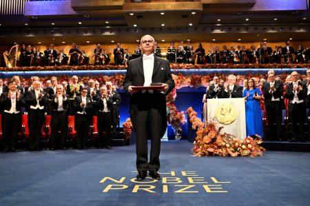 Ενας νομπελίστας σε προσφυγικό καταυλισμό